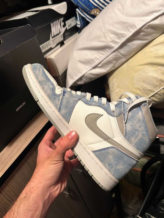 Nike Air Jordan 1 Retro High OG "Hyper Royal" sneakers