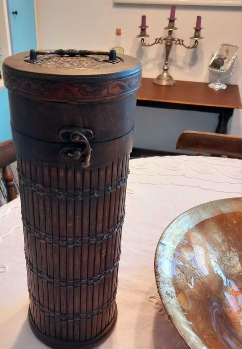 Кутия, стойка, бутилка - гарафа за вино - за подарък