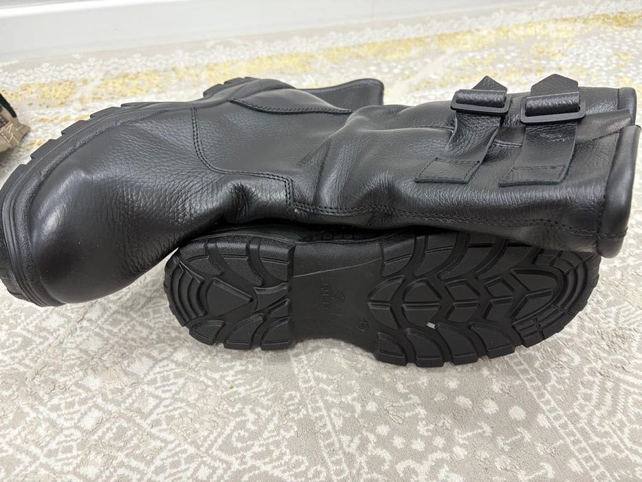 Спец. Одежда и кожаные сапоги