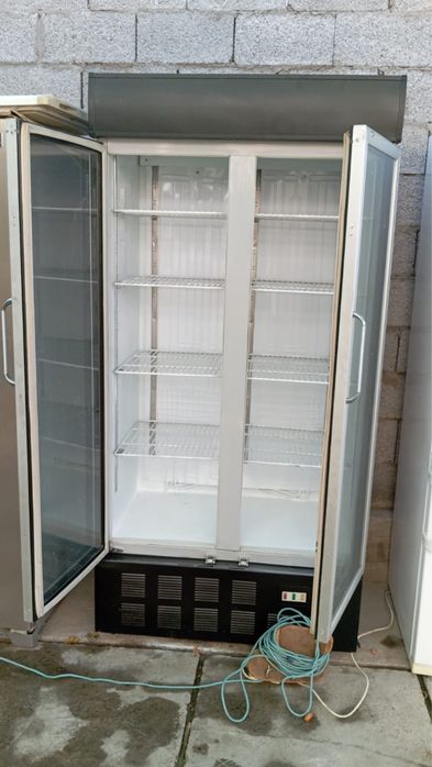 Продам витринный холодильник