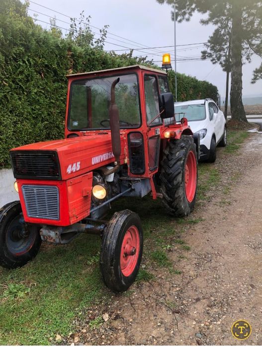 Vând  Tractor Universal 445 și utilaje agricole