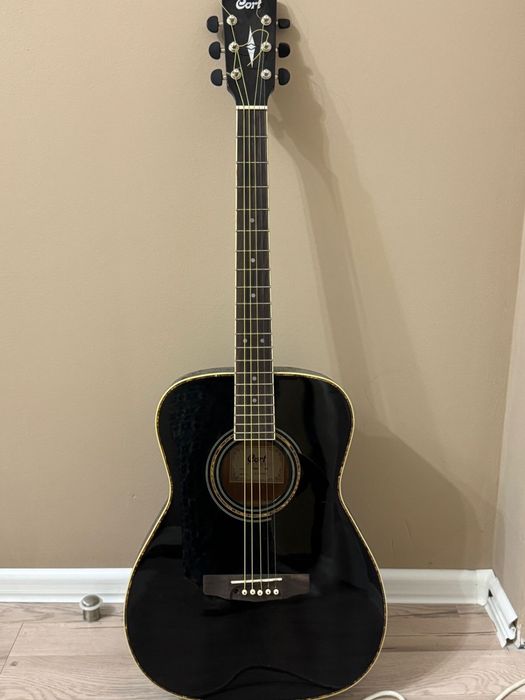 Продам гитару Cort AF580