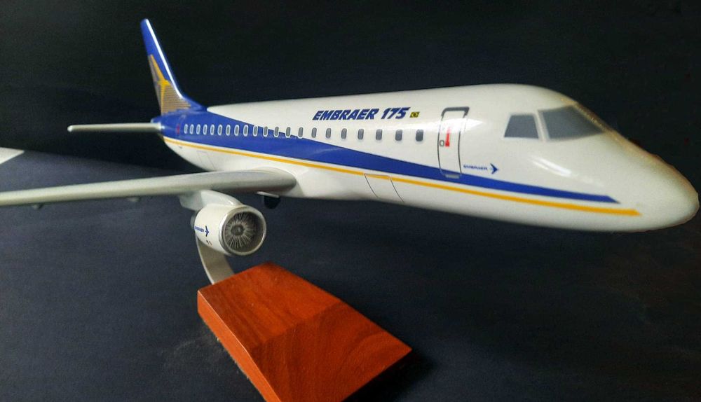 Machetă de avion de colectie Embraer 175 1:72, răsină turnată