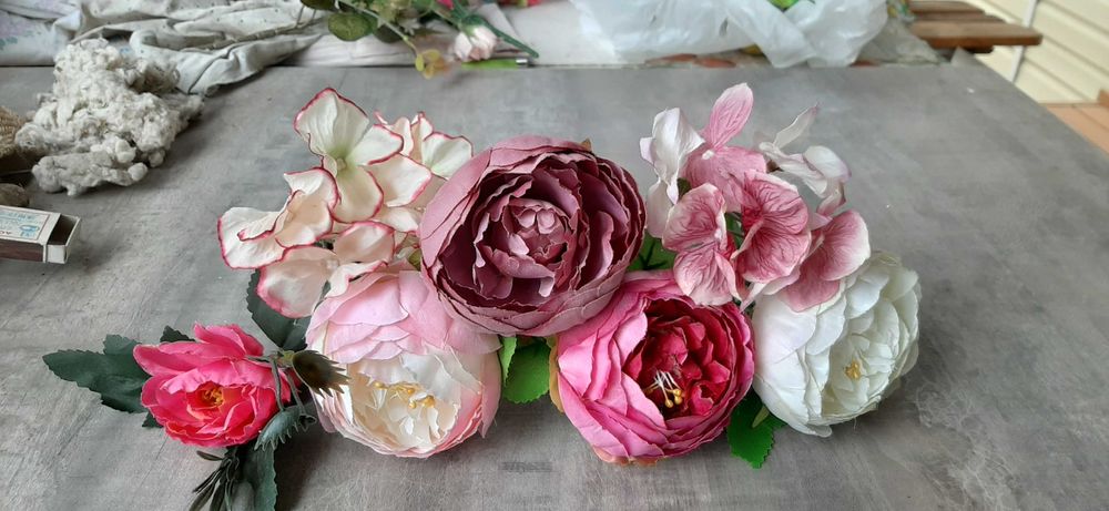 Искусственные цветы и листья