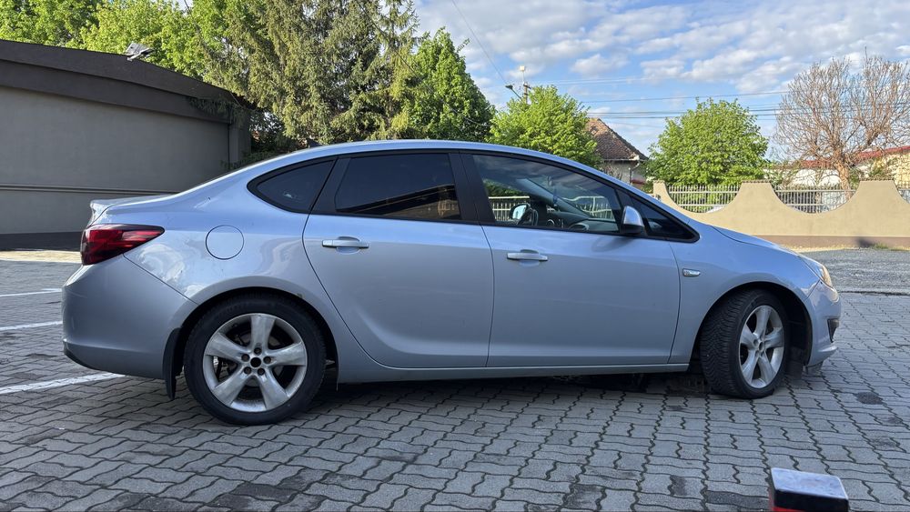 Opel Astra J / 95.000 km / 2015 / Euro 6 / 1.6 benzina + GPL / faruri Bi-Xenon AFL (problema antigel - suspect chiulasa defecta)