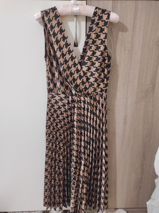 Рокля с дължина 110см, размер М от фин полиестер,тип сатен