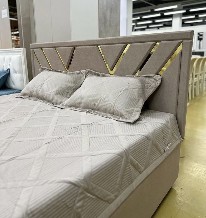 Двуспальная кровать