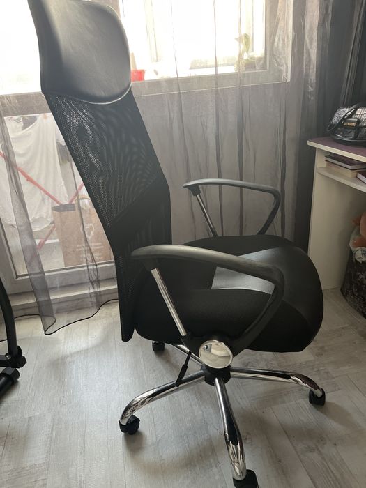 Офис стол с люлеещ се механизъм