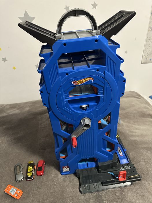 Hot Wheels Garage  +подарък 4 колички