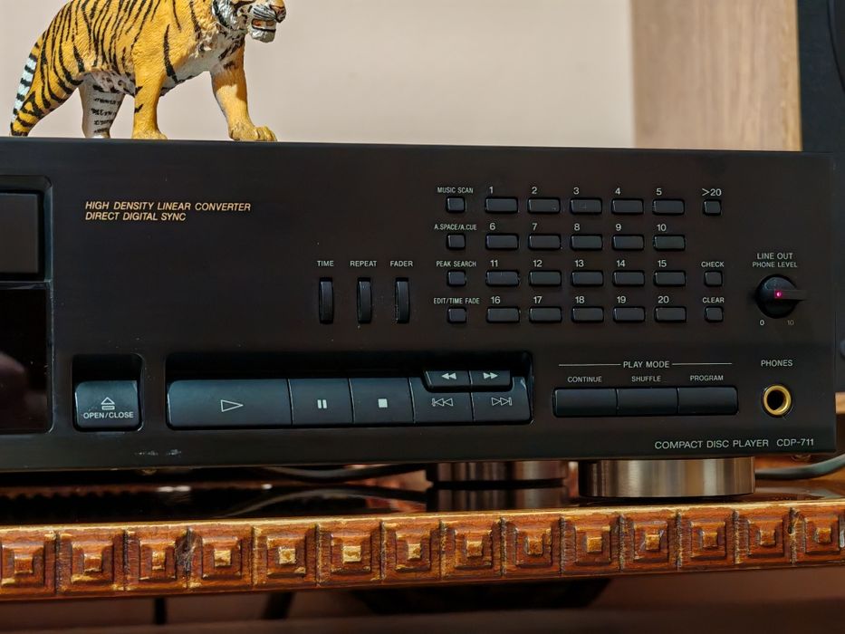 Sony CDP-711. O piesă de top. Date tehnice mari. Ca nou ! Preț fix !