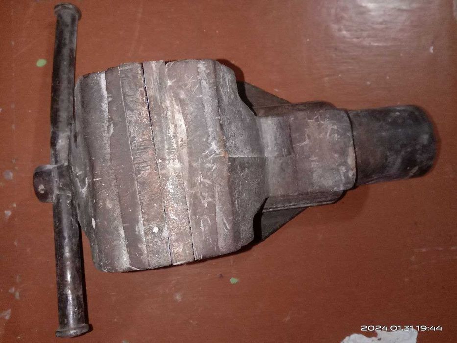 Продаются тиски слесарные.