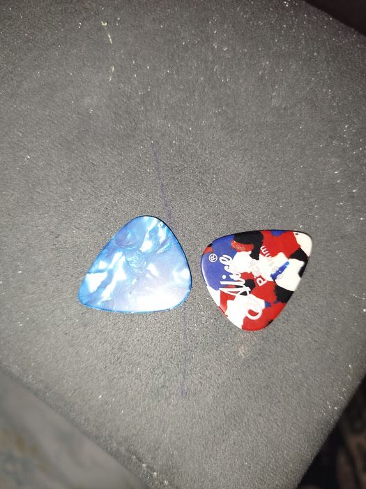 Продам гитару белого цвета