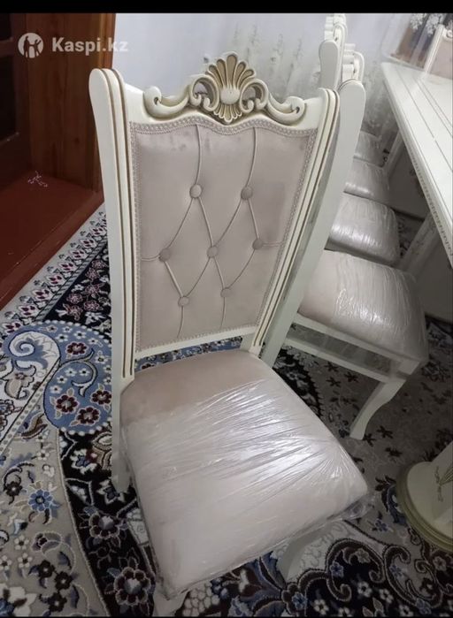 Стол со стульями