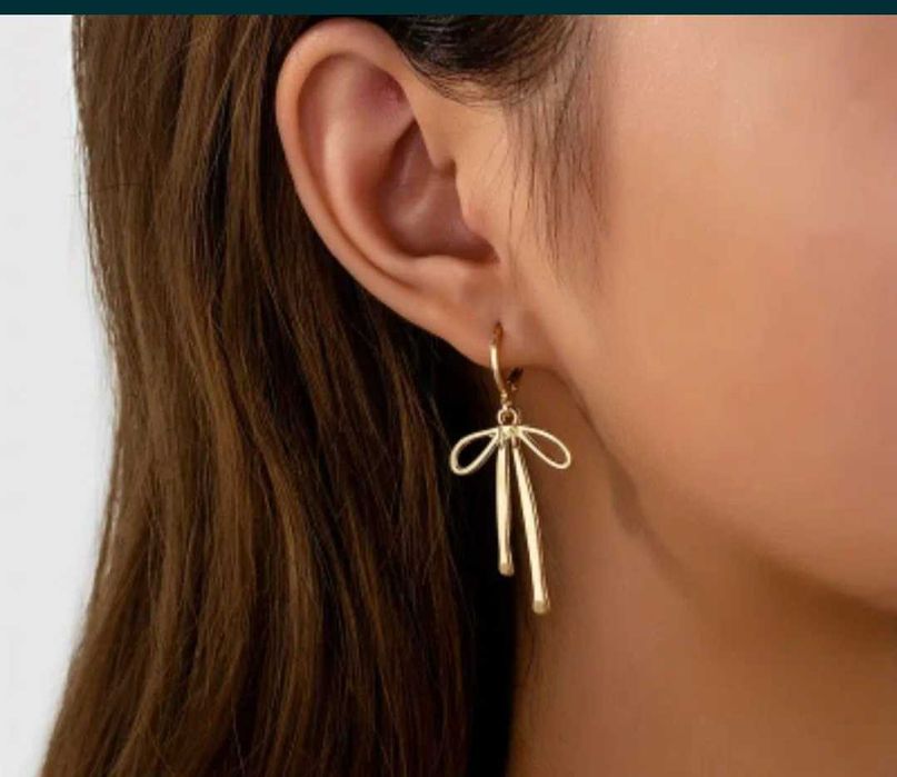 Cercei fundiță gold din inox – stil rafinat și rezistent