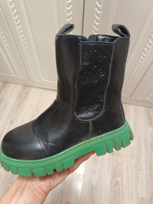 Продам сапожки новые и туфли