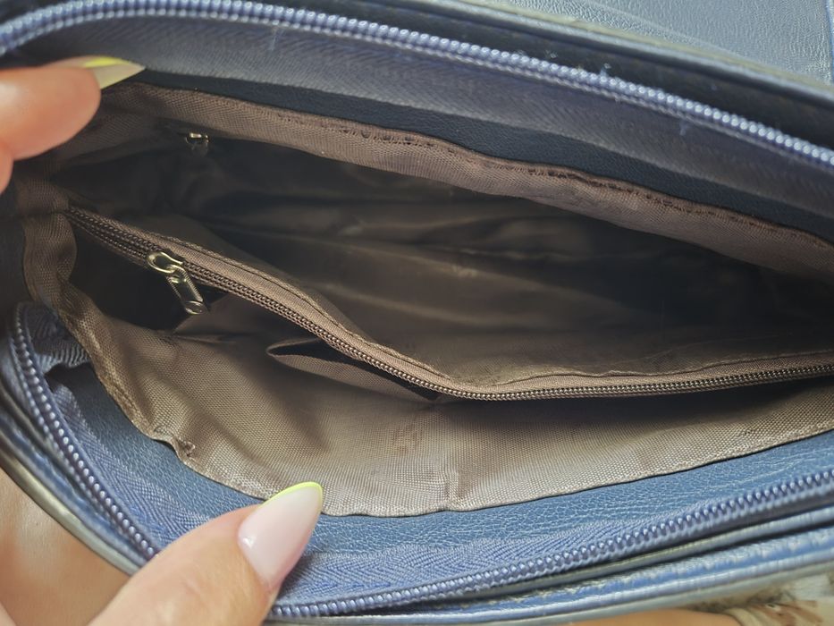 Дамска чанта с капси 

Стилна черна чанта с метални