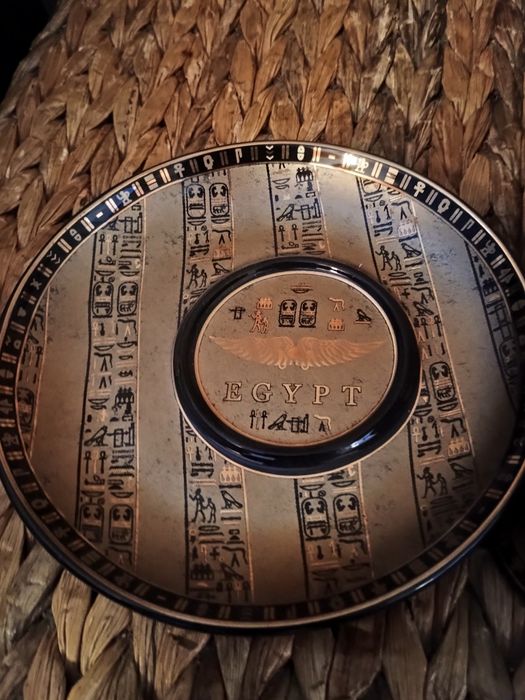 Cesti de cafea  cu motive egiptene