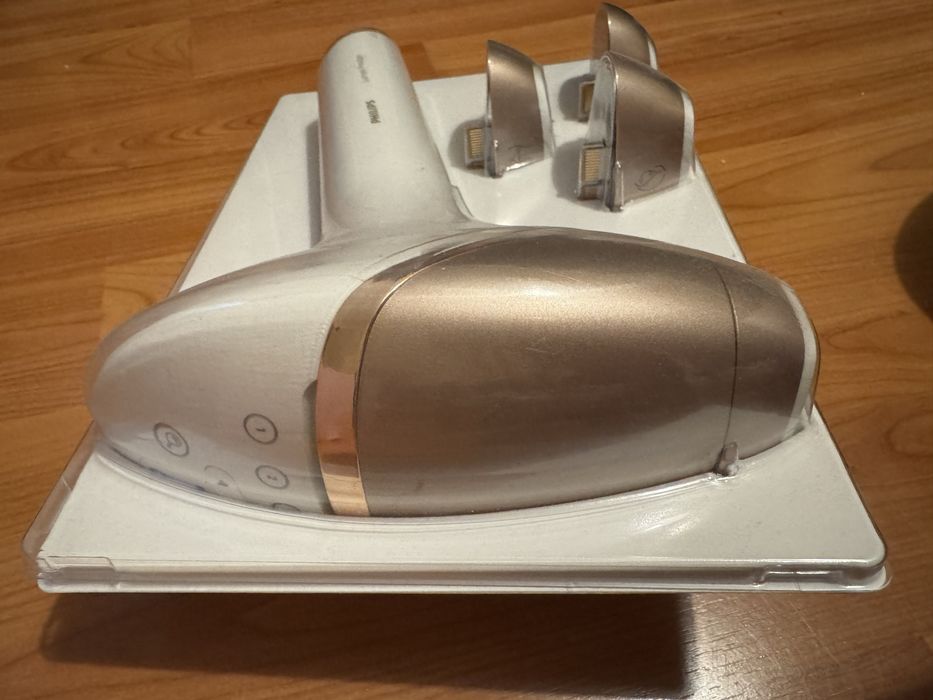 Фотоепилатор Philips Lumea BRI956