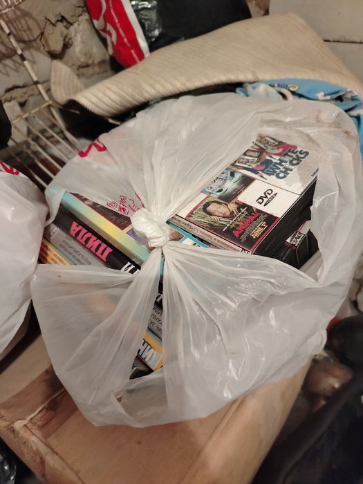 Продам видеокассеты и виниловые пластинки