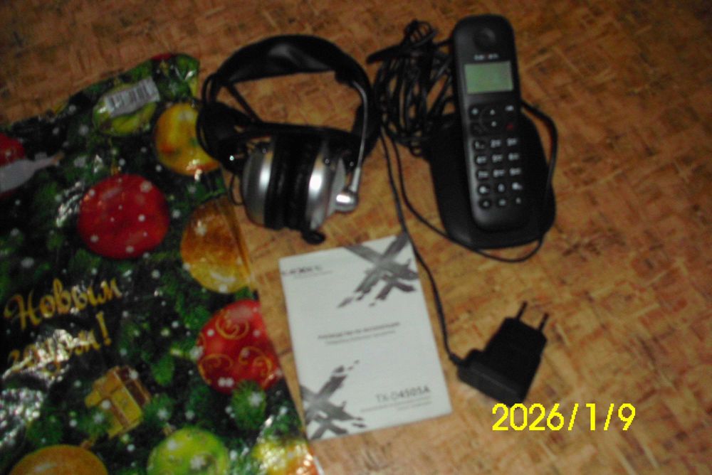 Телефон стационарный + наушники.