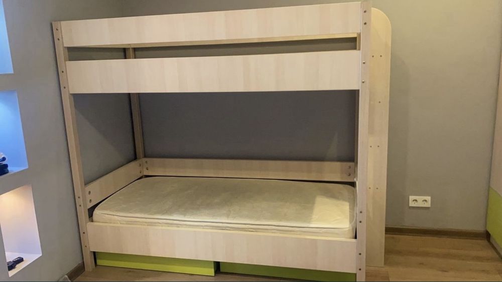Продам двухьярусную кровать.