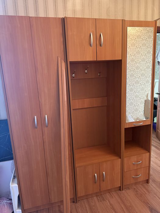 Продам прихожую, в хорошеи состоянии. Без царапин, сколов