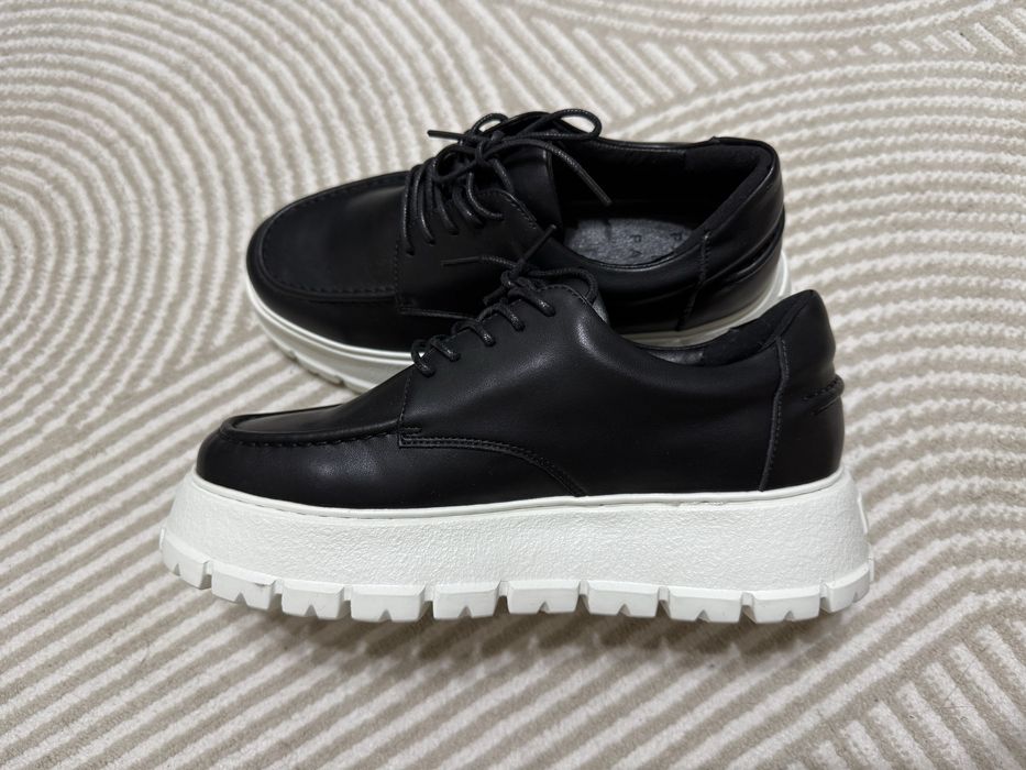 Кроссовки кожанные