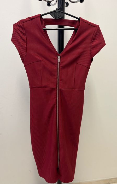 Винено червена рокля с цип