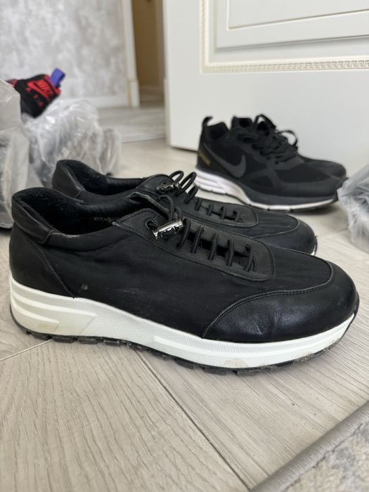 Аяқ киімдер сатылады