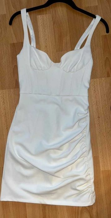 Rochie zara, alba, scurta, marimea m dar merge s, nou cu eticheta