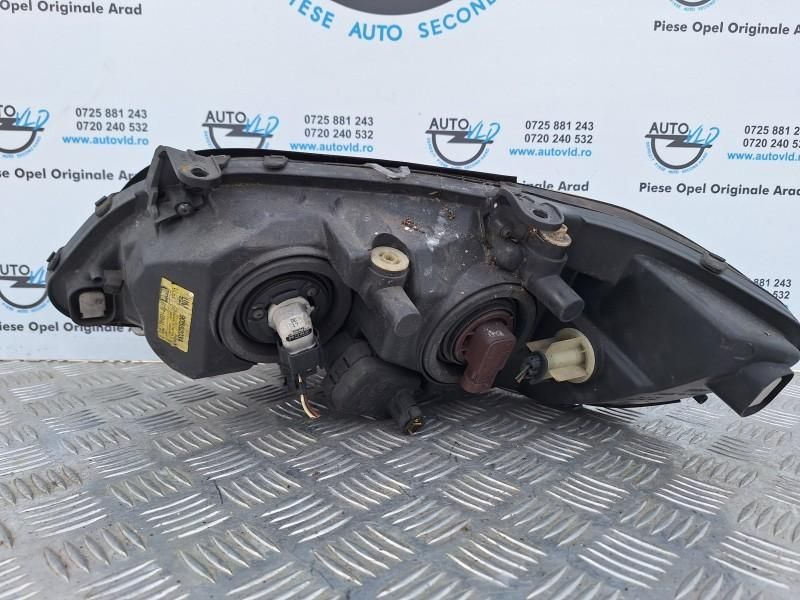 Far dreapta cu bec Opel Zafira A