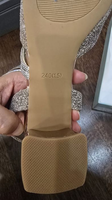Продам туфли на невысоком каблуке
