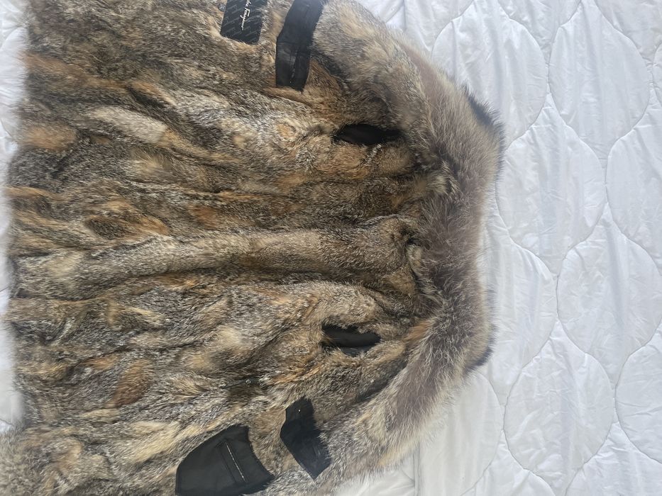 Кожено яке със косъм от вълк.