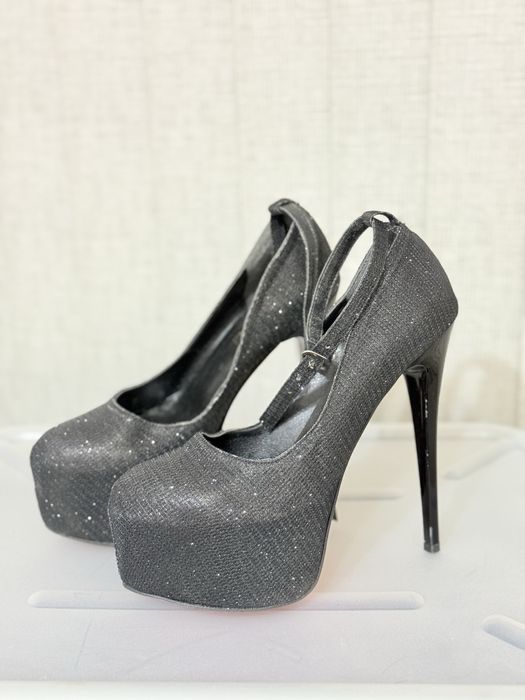 Ефектни обувки на висок ток и чанта