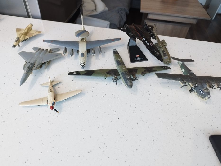 Продавам метални самолети колекционерски