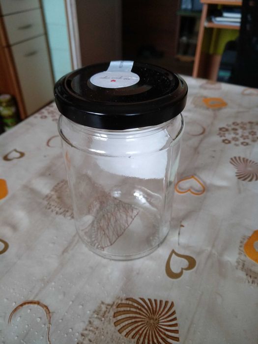 различни буркани, някои със капачки