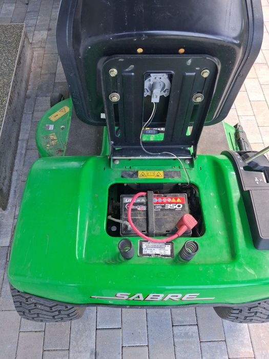 Vând tractoraș de tuns iarbă