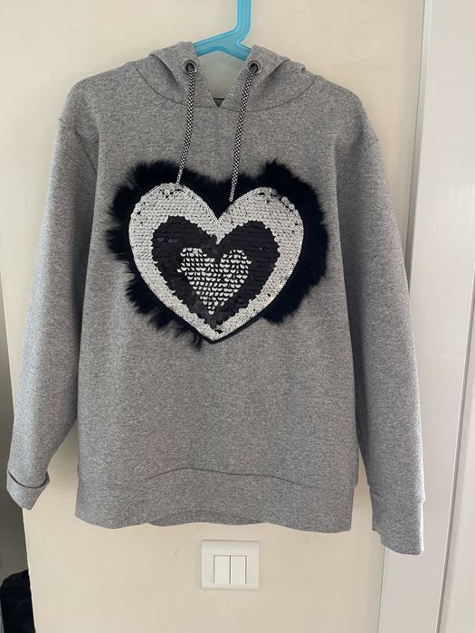 Детски суичър с декорация сърце с пера и пайети за ръст 10г.