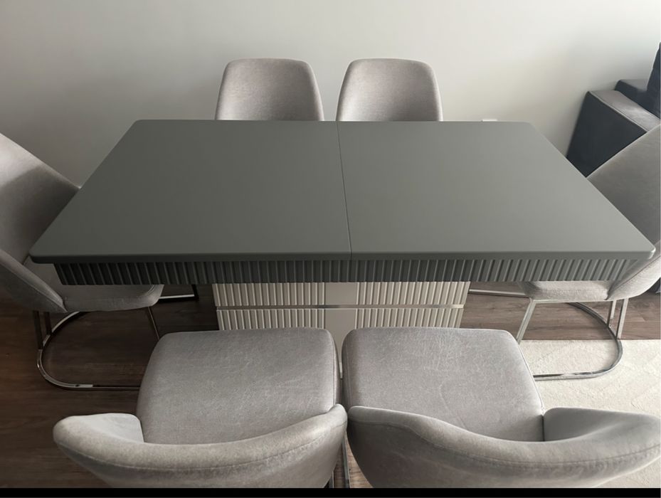 Трапезна маса със столове