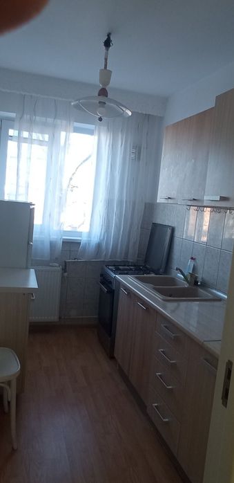 Închiriez apartament  3 camere