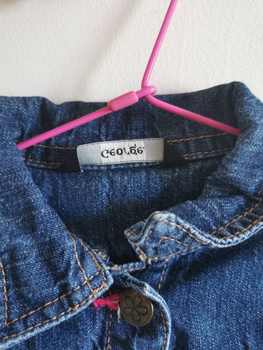 Geaca de blugi albastră