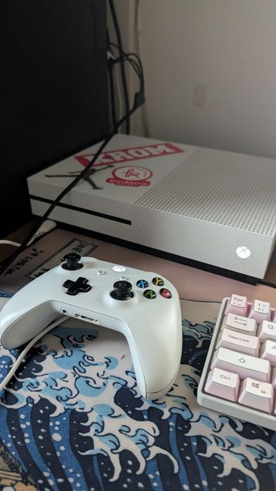 Xbox one s cu 256gb ,cu o maneta sau dau la schimb