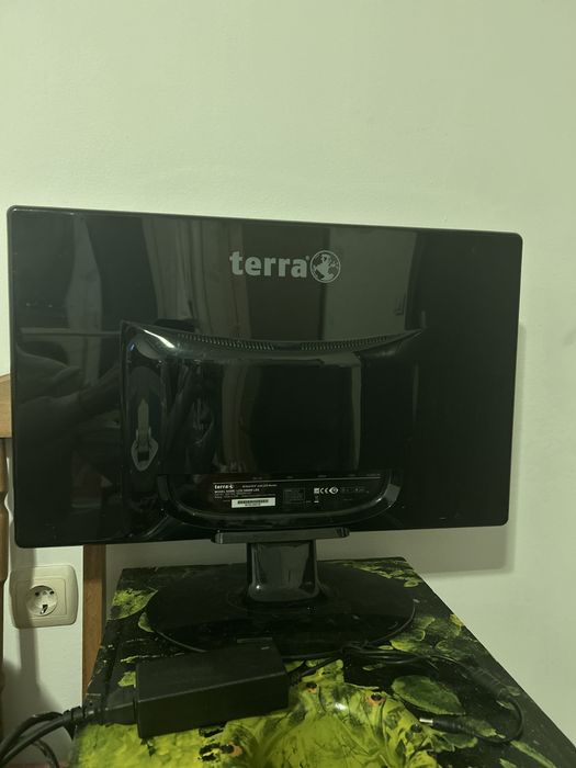 Продавам 2 броя монитори (24 инча)