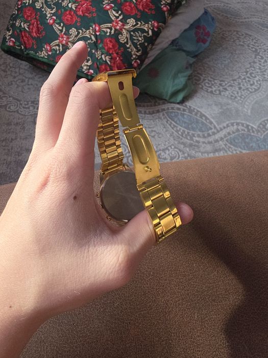 Часы "Soki" золотого цвета