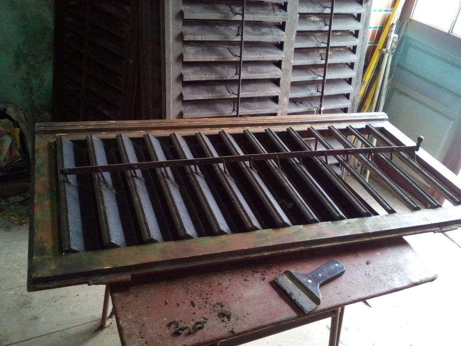 Jaluzele din lemn cu lamele rabatabile