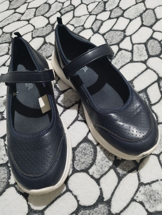 Продам обувь на девочку