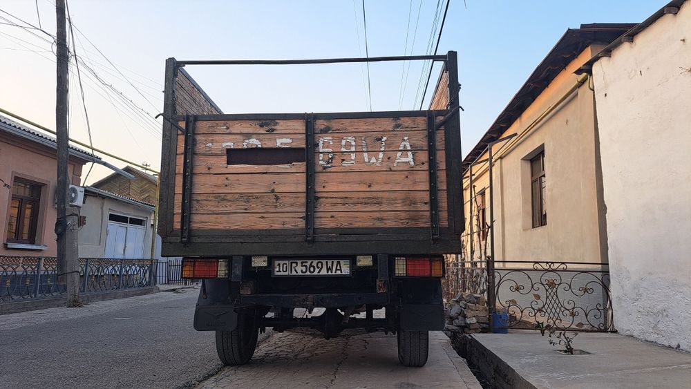 Uaz 3303 yili 1998 sotiladi