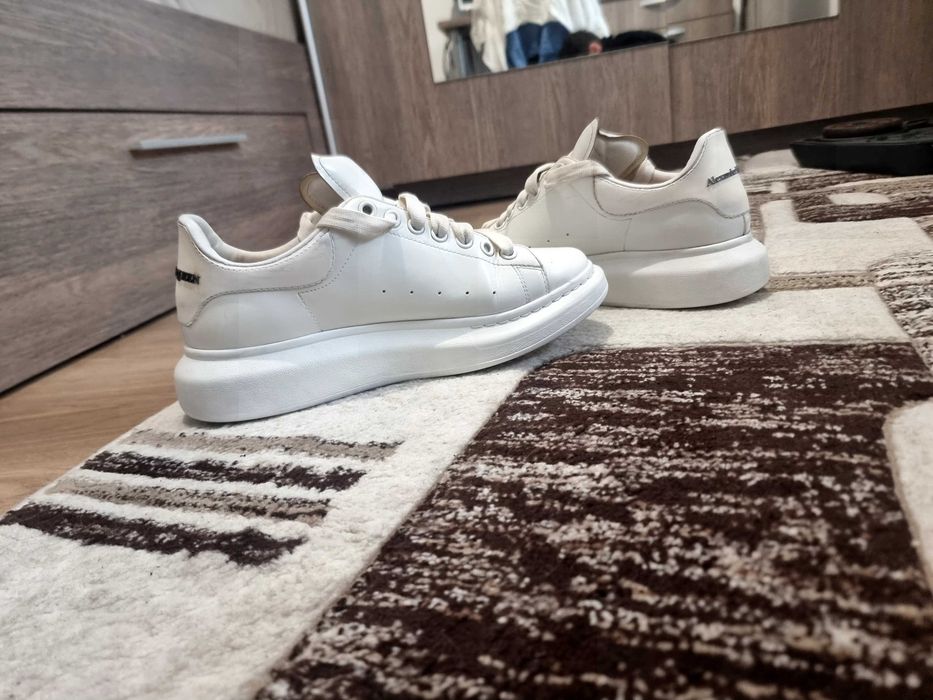 Vand adidaşi Alexander McQueen