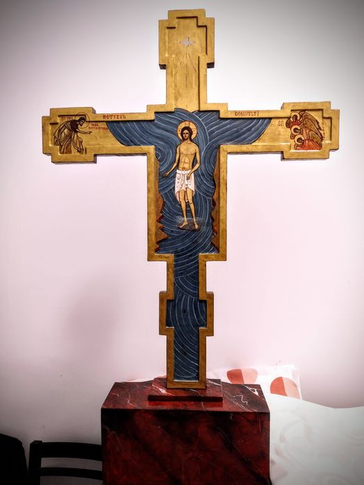 Cruce de altar (sau troiță) pictată în pigmenți naturali .