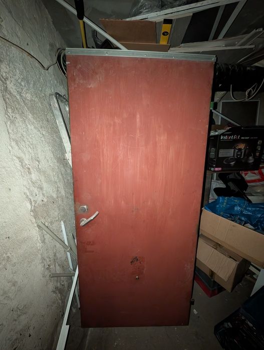 Стоманена врата с каса, брава и патрон